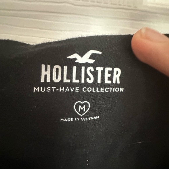 Hollister Must Have’s Collection Off the Shoulder Cropped Tee - Picture 3 of 3
